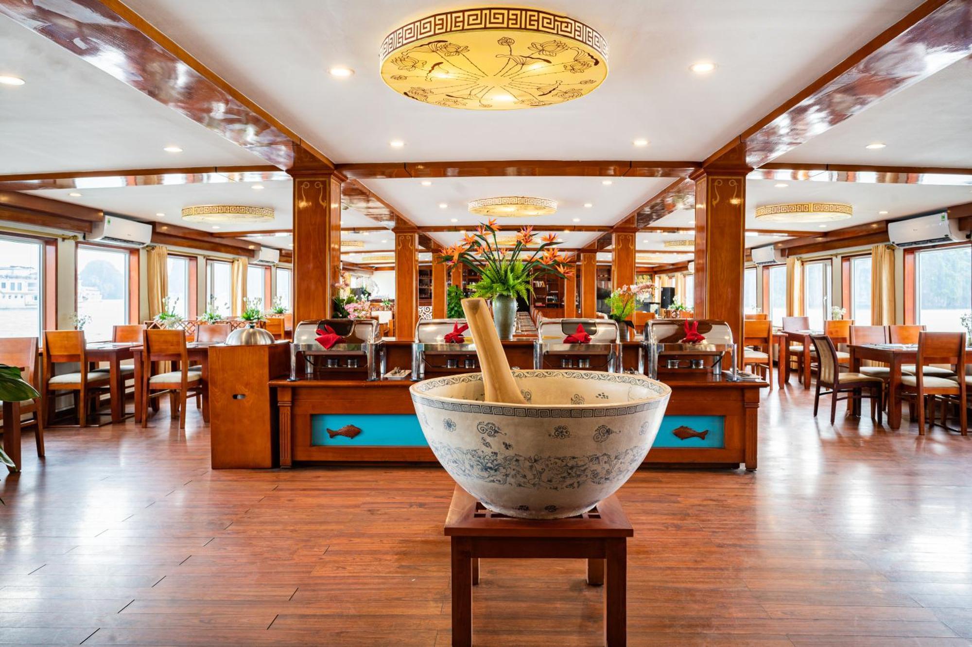 Dragon Crown Legend Cruise Hotel ฮาลอง ภายนอก รูปภาพ