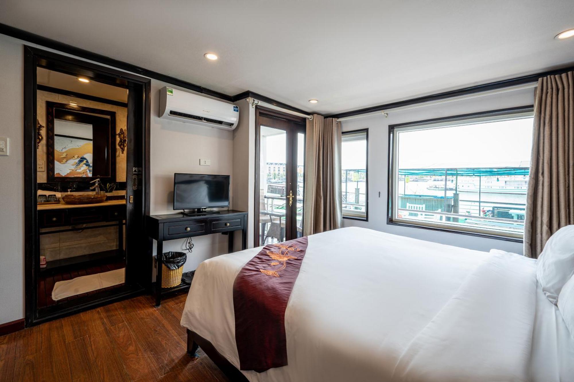 Dragon Crown Legend Cruise Hotel ฮาลอง ภายนอก รูปภาพ
