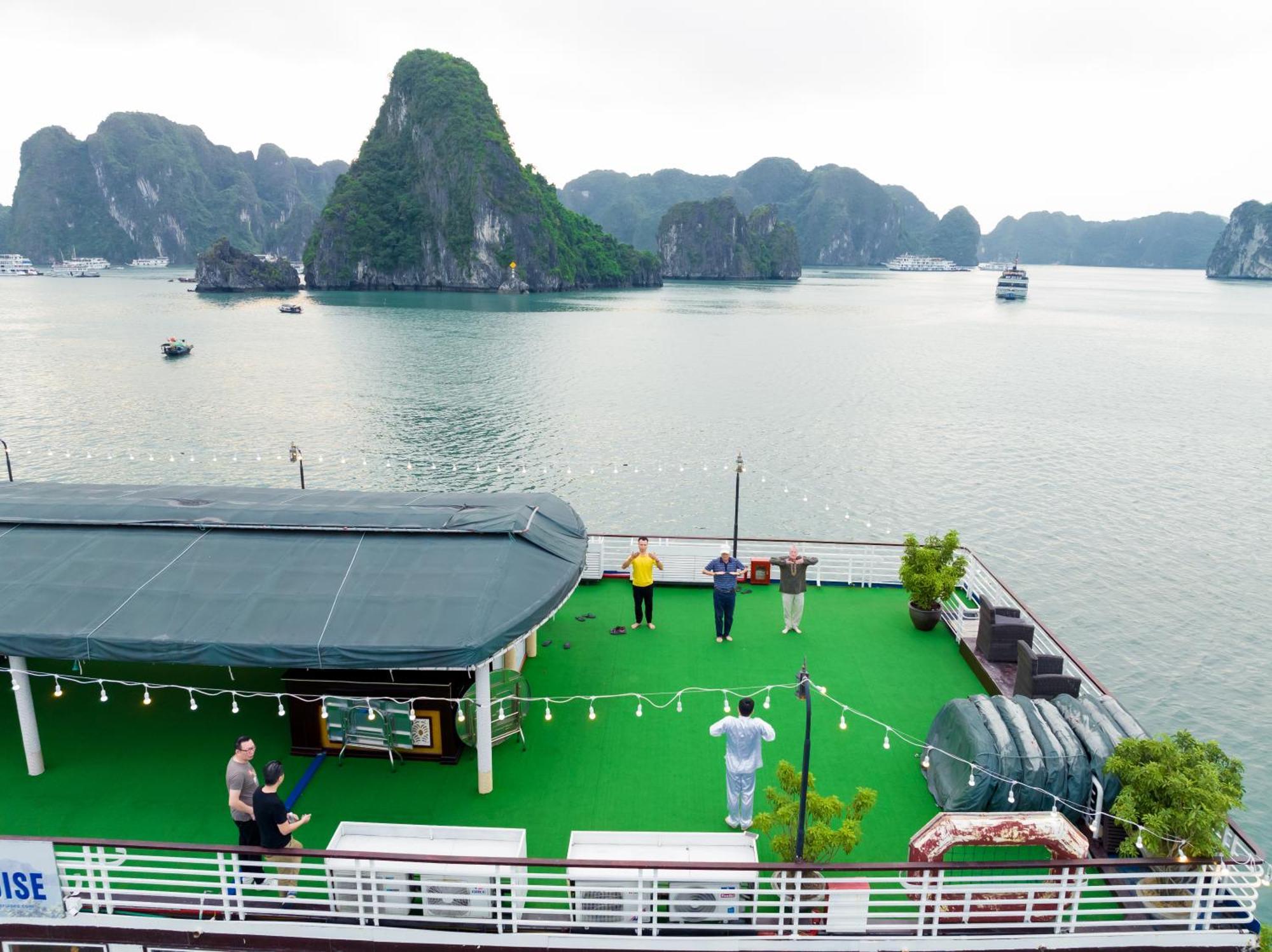 Dragon Crown Legend Cruise Hotel ฮาลอง ภายนอก รูปภาพ