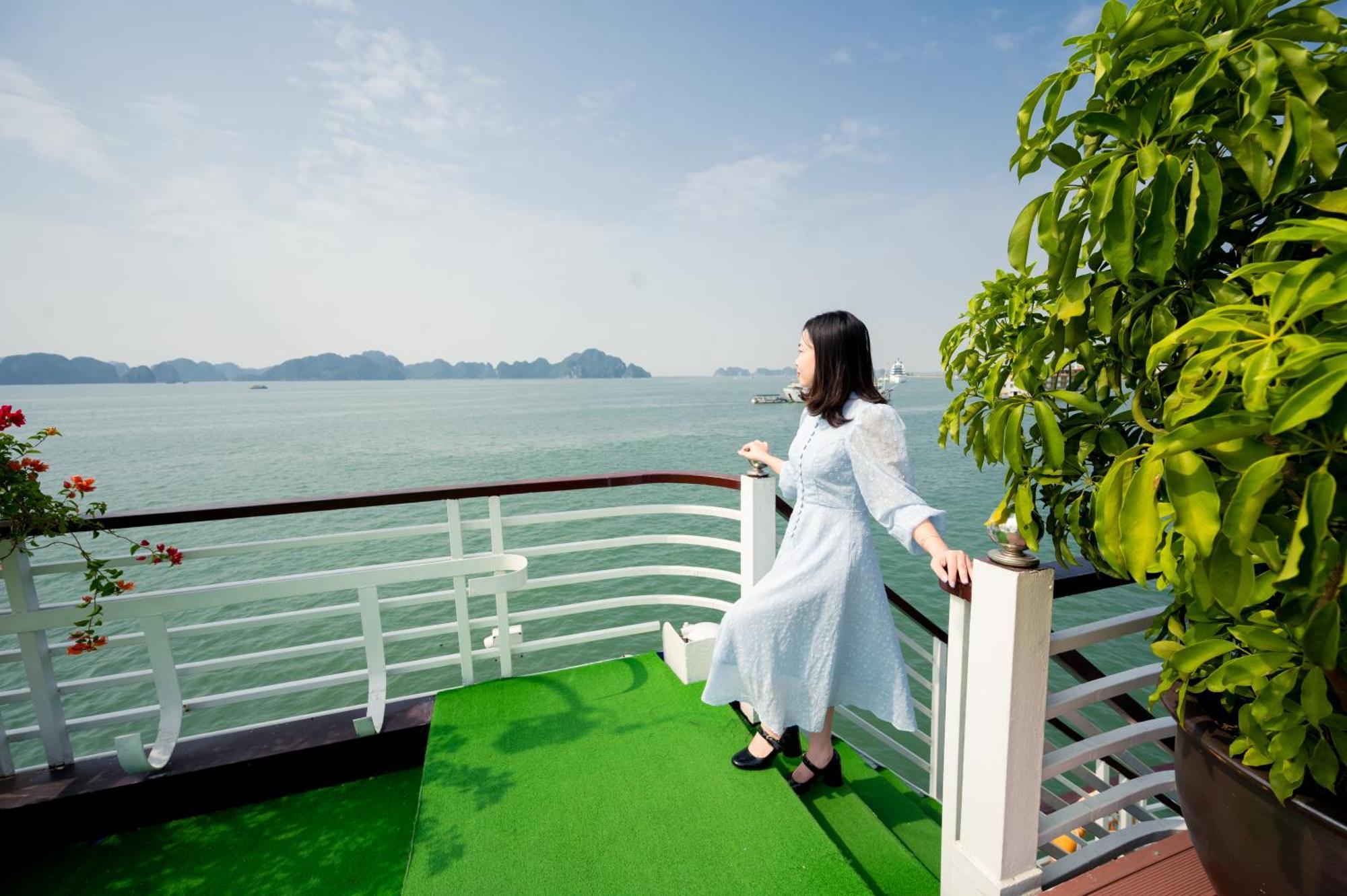 Dragon Crown Legend Cruise Hotel ฮาลอง ภายนอก รูปภาพ