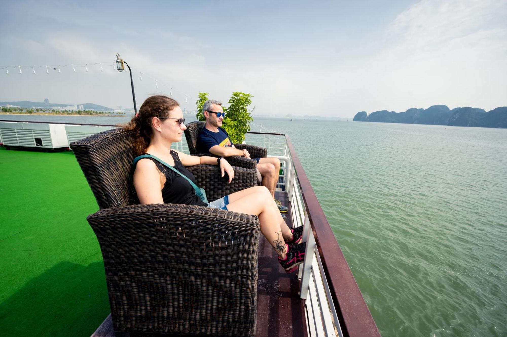 Dragon Crown Legend Cruise Hotel ฮาลอง ภายนอก รูปภาพ
